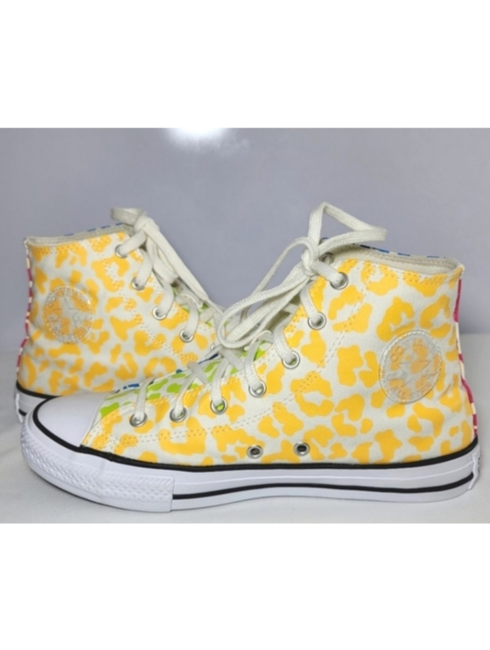 Converse Big boys size 6 And Women's Size 7.5 Sneakers.